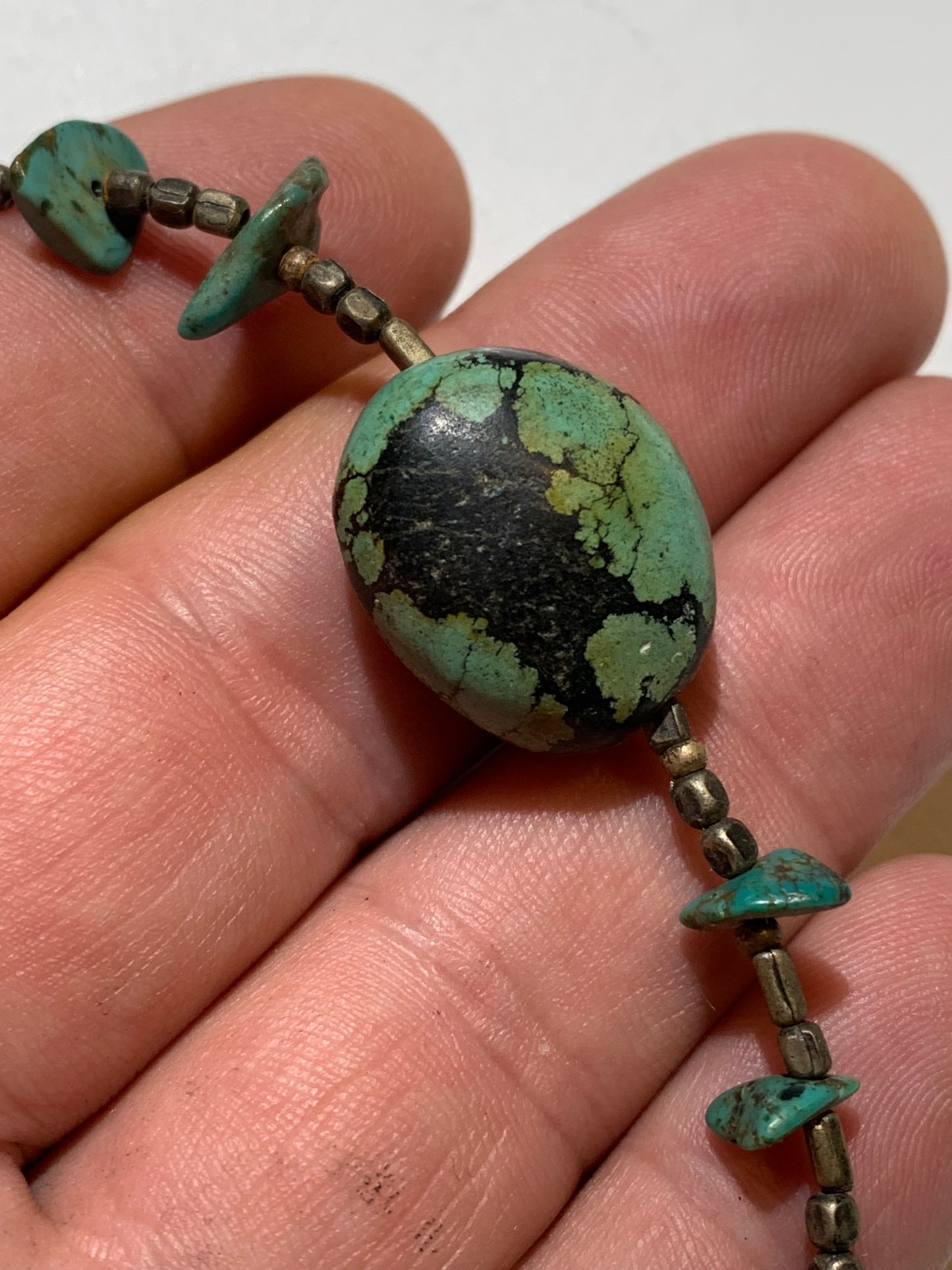 Collier créé par Zen Curiosity – Turquoise naturelle, perles baroques et fantaisie - Longueur 50 cm - Finition en laiton argenté
