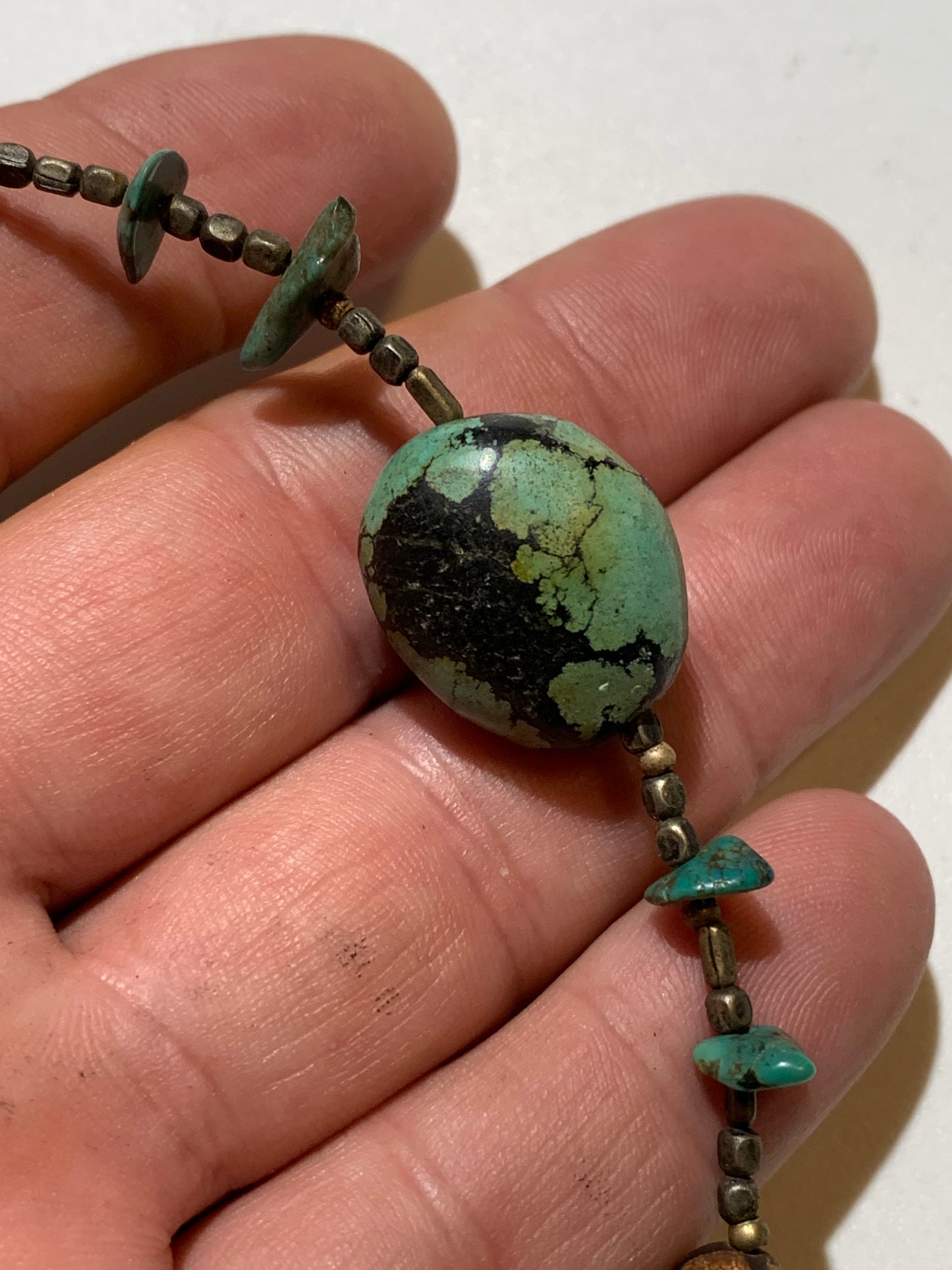 Collier créé par Zen Curiosity – Turquoise naturelle, perles baroques et fantaisie - Longueur 50 cm - Finition en laiton argenté
