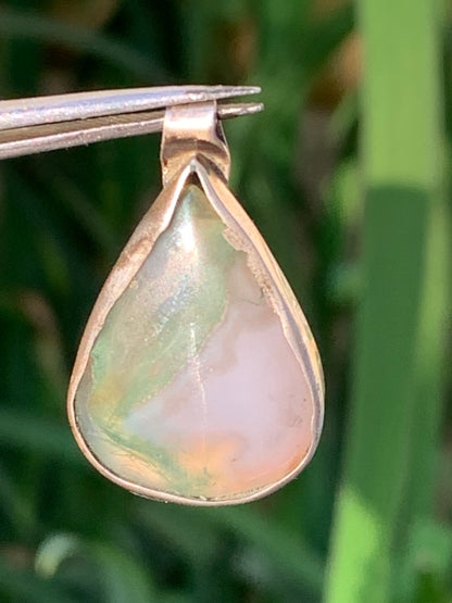 Agate mousse, pendentif en Argent de 30mm de hauteur x19 de largeur x6 d'épaisseur. Vendu avec cordon réglable !