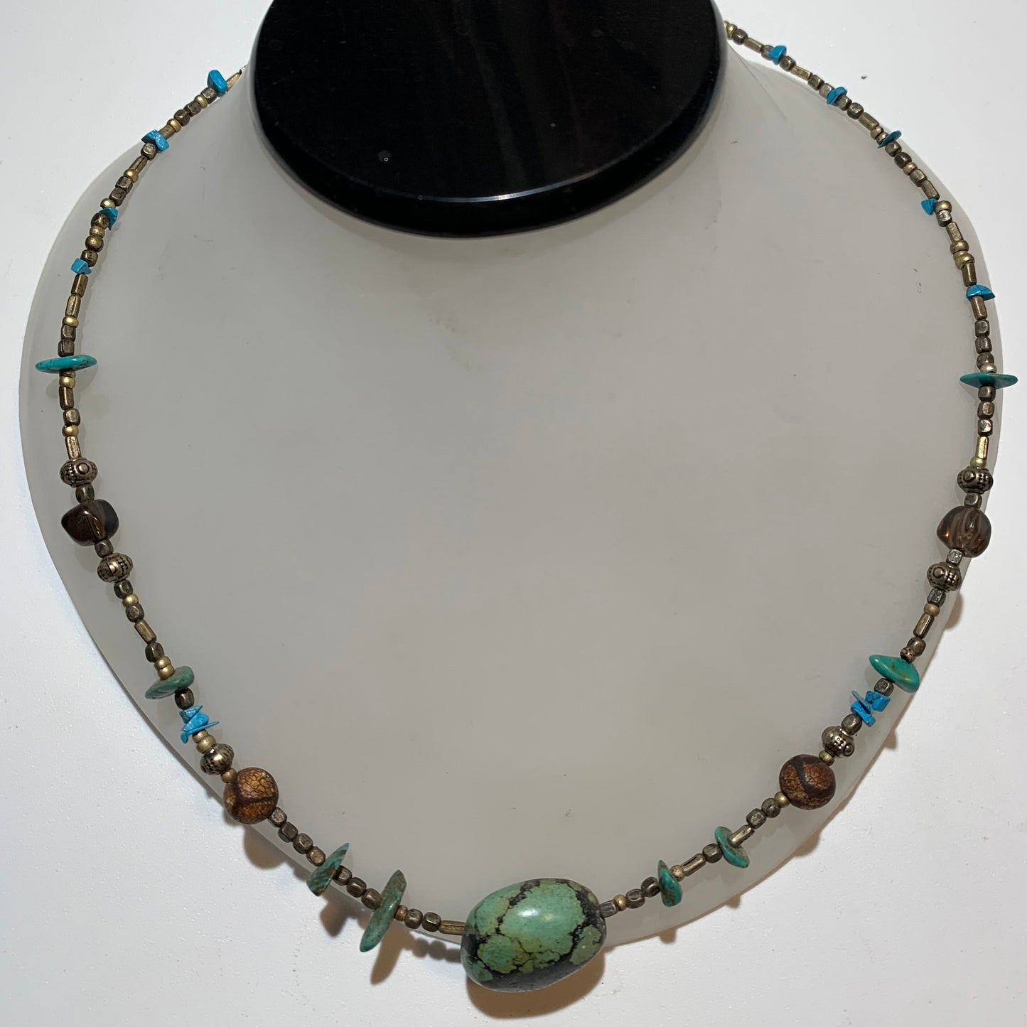 Collier créé par Zen Curiosity – Turquoise naturelle, perles baroques et fantaisie - Longueur 50 cm - Finition en laiton argenté
