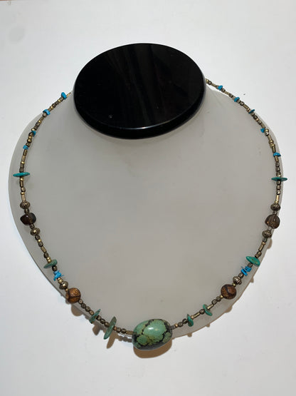 Collier créé par Zen Curiosity – Turquoise naturelle, perles baroques et fantaisie - Longueur 50 cm - Finition en laiton argenté