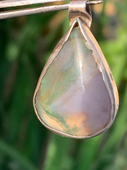 Agate mousse, pendentif en Argent de 30mm de hauteur x19 de largeur x6 d'épaisseur. Vendu avec cordon réglable !