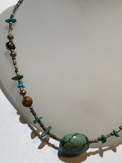 Collier créé par Zen Curiosity – Turquoise naturelle, perles baroques et fantaisie - Longueur 50 cm - Finition en laiton argenté