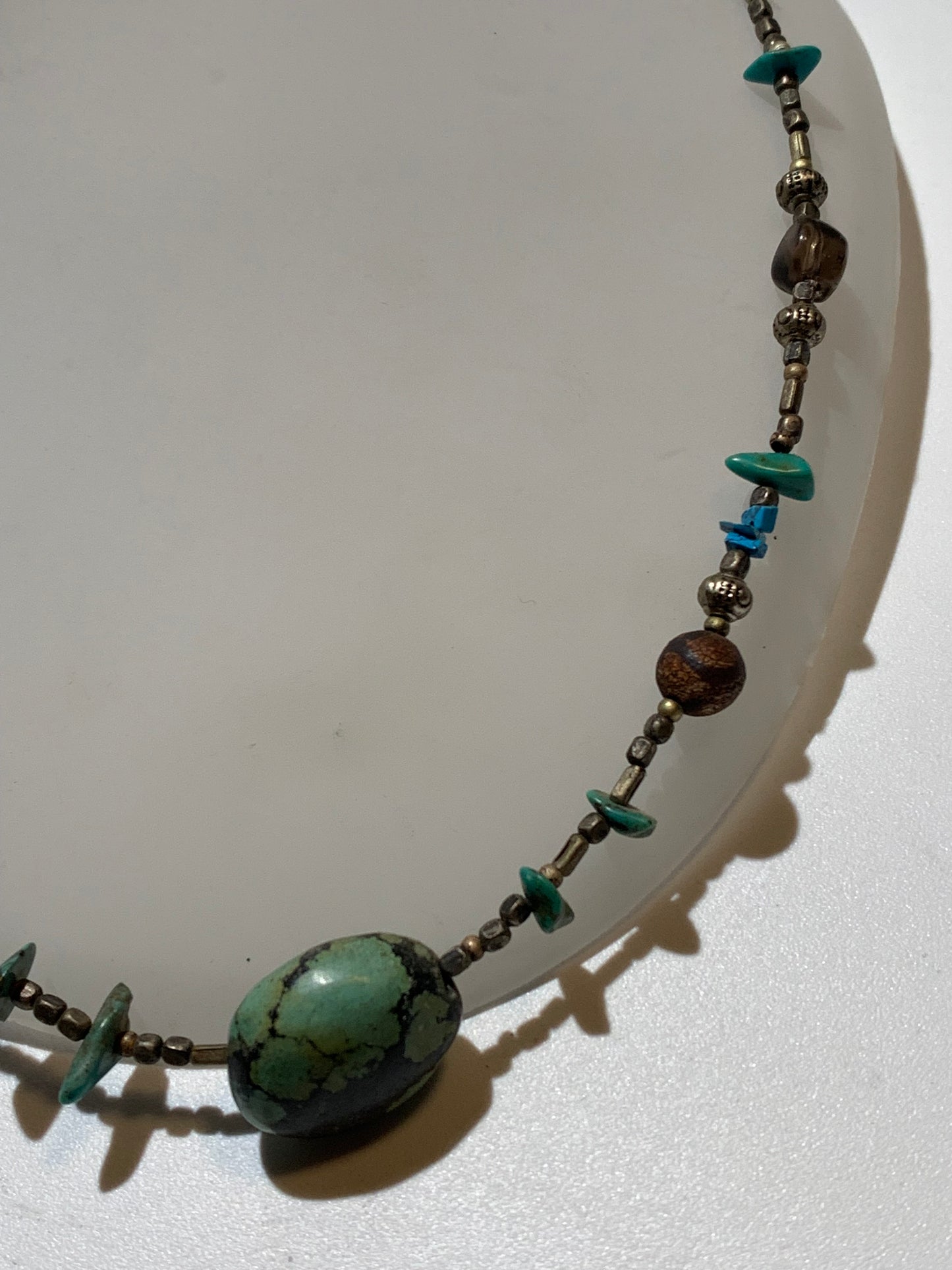 Collier créé par Zen Curiosity – Turquoise naturelle, perles baroques et fantaisie - Longueur 50 cm - Finition en laiton argenté