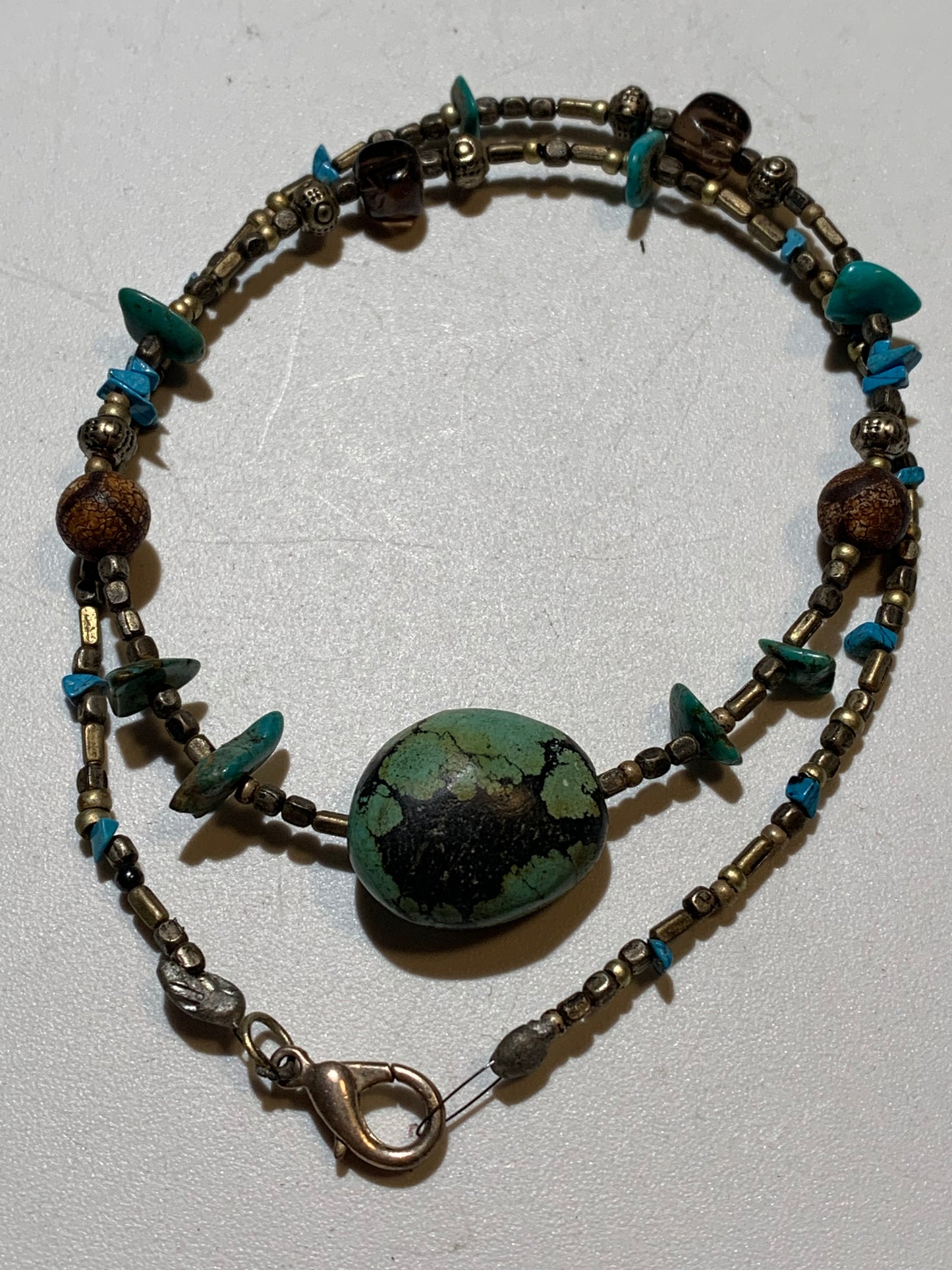 Collier créé par Zen Curiosity – Turquoise naturelle, perles baroques et fantaisie - Longueur 50 cm - Finition en laiton argenté