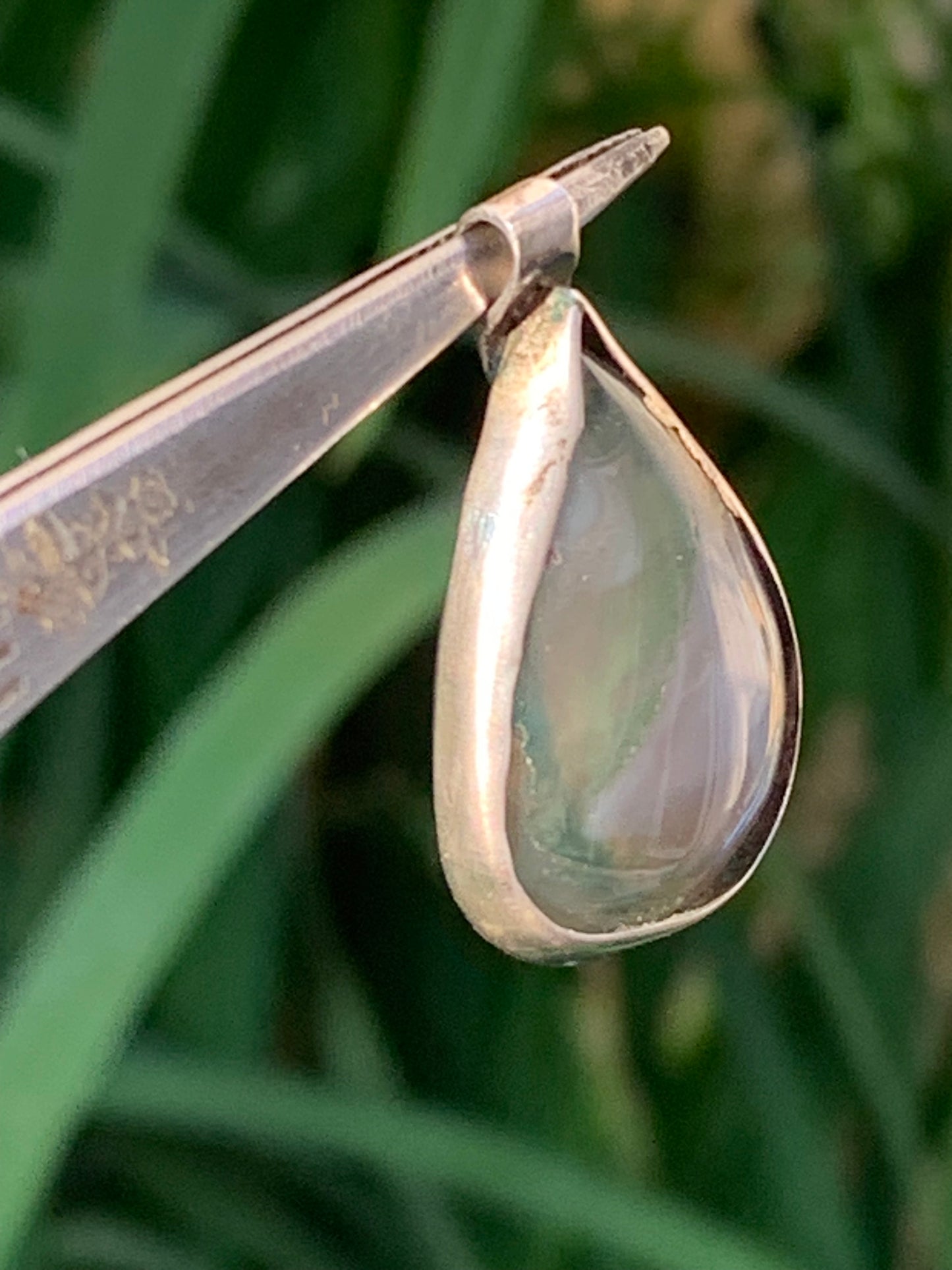 Agate mousse, pendentif en Argent de 30mm de hauteur x19 de largeur x6 d'épaisseur. Vendu avec cordon réglable !