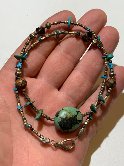 Collier créé par Zen Curiosity – Turquoise naturelle, perles baroques et fantaisie - Longueur 50 cm - Finition en laiton argenté