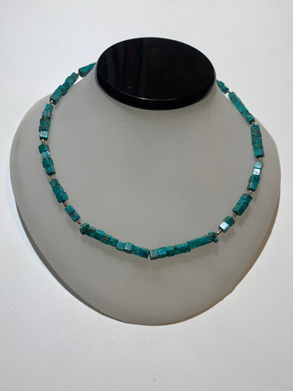 Collier créé par Zen Curiosity – Turquoise naturelle, perles carrées et perle torsadée en argent. Longueur : 40 cm – Finition 100 % argent
