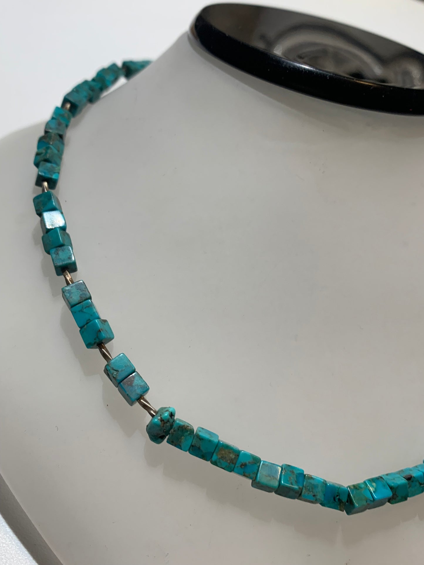 Collier créé par Zen Curiosity – Turquoise naturelle, perles carrées et perle torsadée en argent. Longueur : 40 cm – Finition 100 % argent