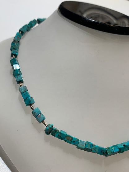 Collier créé par Zen Curiosity – Turquoise naturelle, perles carrées et perle torsadée en argent. Longueur : 40 cm – Finition 100 % argent