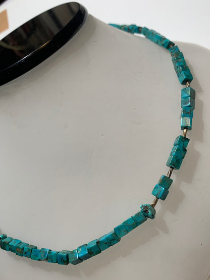 Collier créé par Zen Curiosity – Turquoise naturelle, perles carrées et perle torsadée en argent. Longueur : 40 cm – Finition 100 % argent