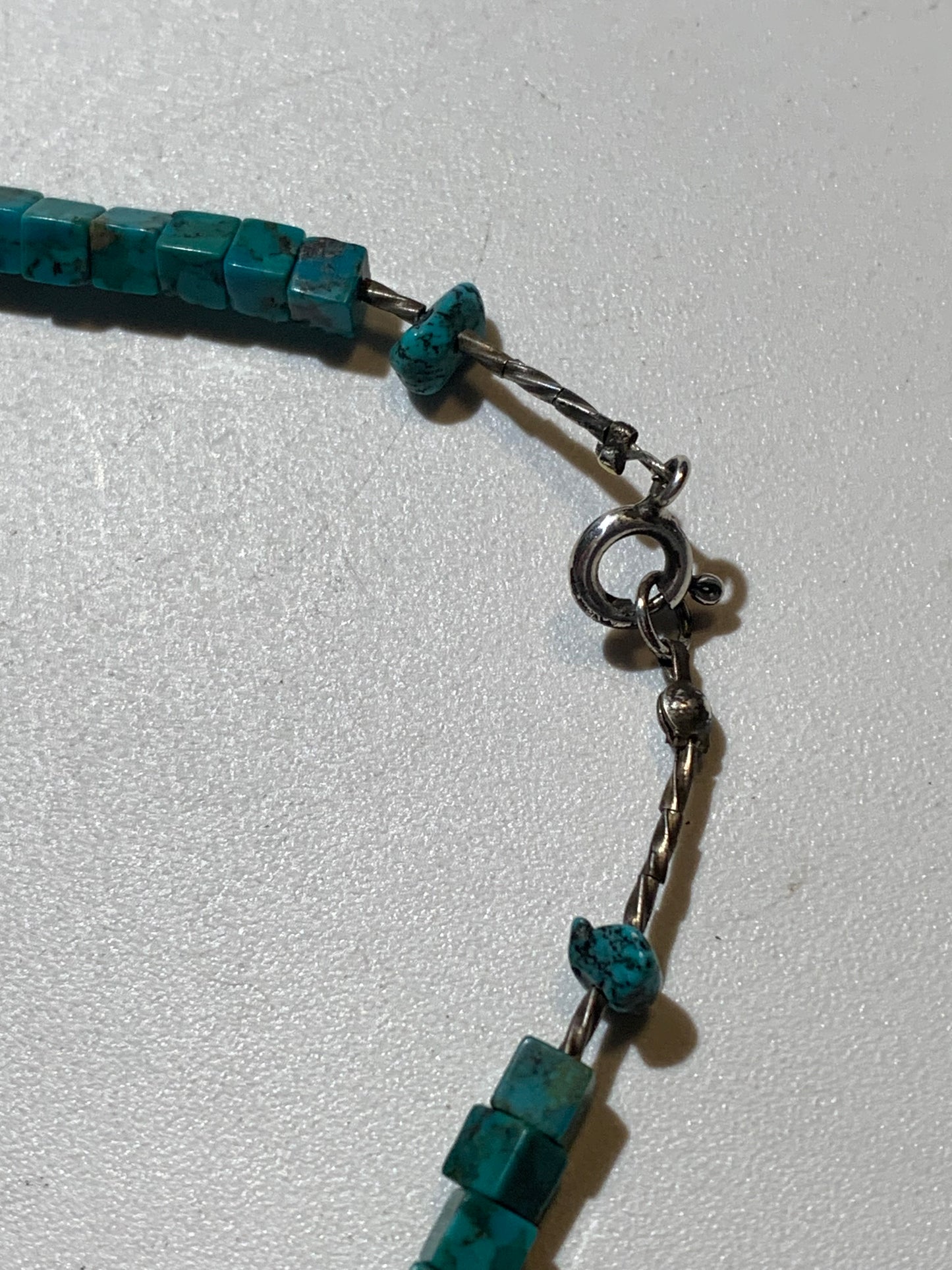 Collier créé par Zen Curiosity – Turquoise naturelle, perles carrées et perle torsadée en argent. Longueur : 40 cm – Finition 100 % argent