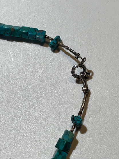 Collier créé par Zen Curiosity – Turquoise naturelle, perles carrées et perle torsadée en argent. Longueur : 40 cm – Finition 100 % argent