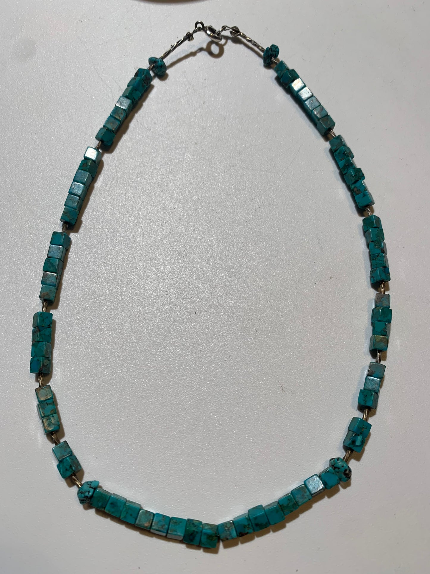 Collier créé par Zen Curiosity – Turquoise naturelle, perles carrées et perle torsadée en argent. Longueur : 40 cm – Finition 100 % argent