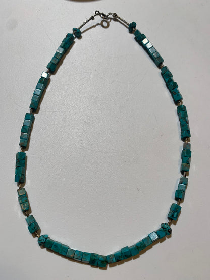 Collier créé par Zen Curiosity – Turquoise naturelle, perles carrées et perle torsadée en argent. Longueur : 40 cm – Finition 100 % argent