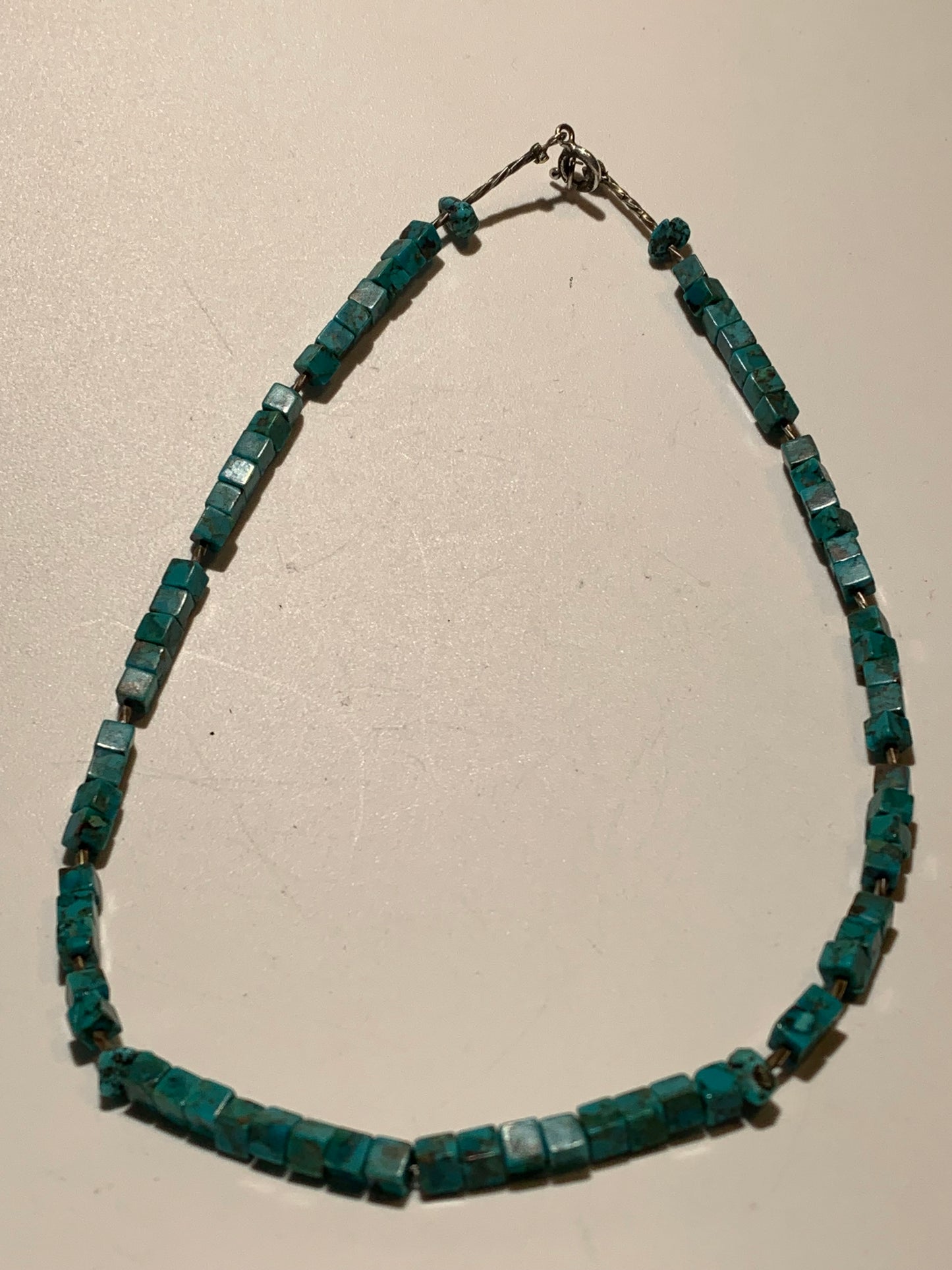Collier créé par Zen Curiosity – Turquoise naturelle, perles carrées et perle torsadée en argent. Longueur : 40 cm – Finition 100 % argent