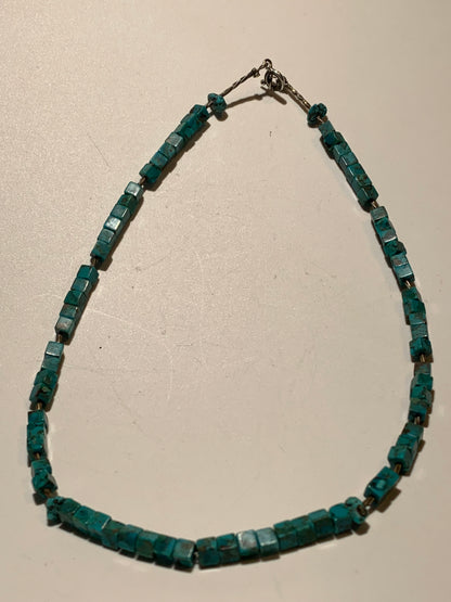 Collier créé par Zen Curiosity – Turquoise naturelle, perles carrées et perle torsadée en argent. Longueur : 40 cm – Finition 100 % argent