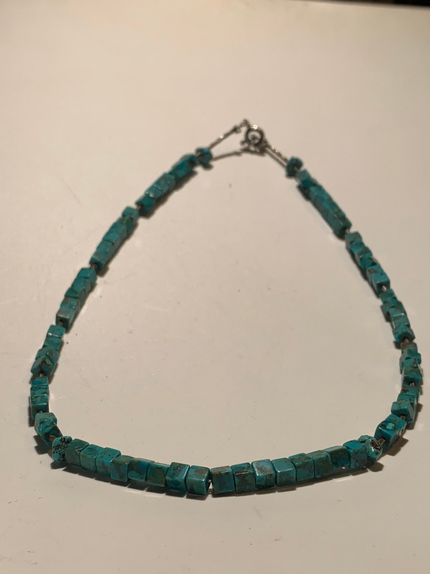 Collier créé par Zen Curiosity – Turquoise naturelle, perles carrées et perle torsadée en argent. Longueur : 40 cm – Finition 100 % argent