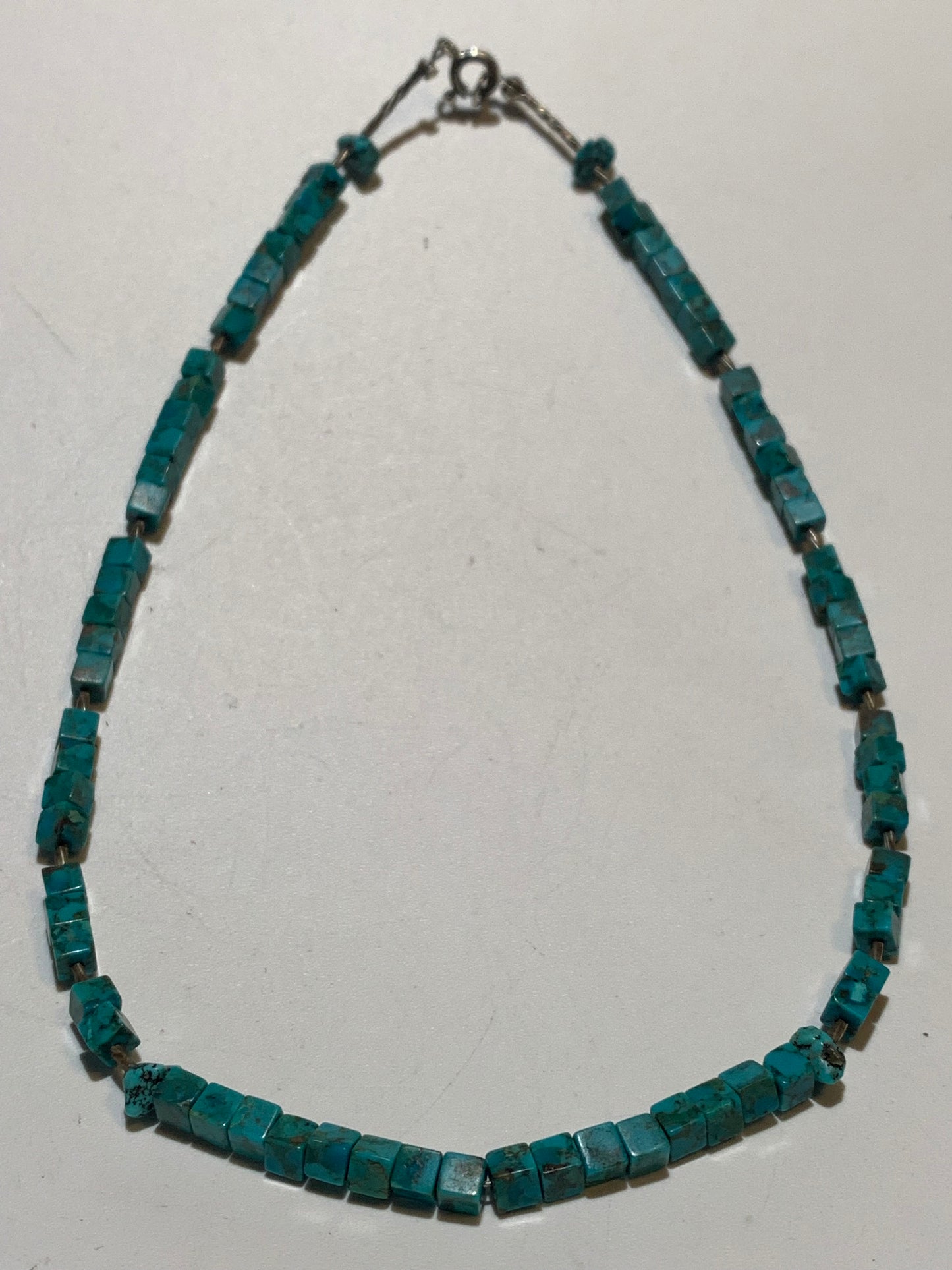 Collier créé par Zen Curiosity – Turquoise naturelle, perles carrées et perle torsadée en argent. Longueur : 40 cm – Finition 100 % argent