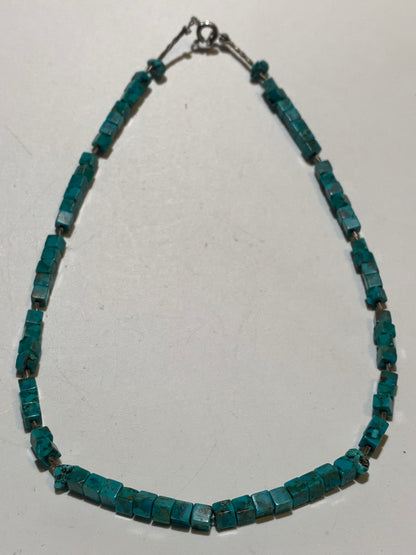Collier créé par Zen Curiosity – Turquoise naturelle, perles carrées et perle torsadée en argent. Longueur : 40 cm – Finition 100 % argent