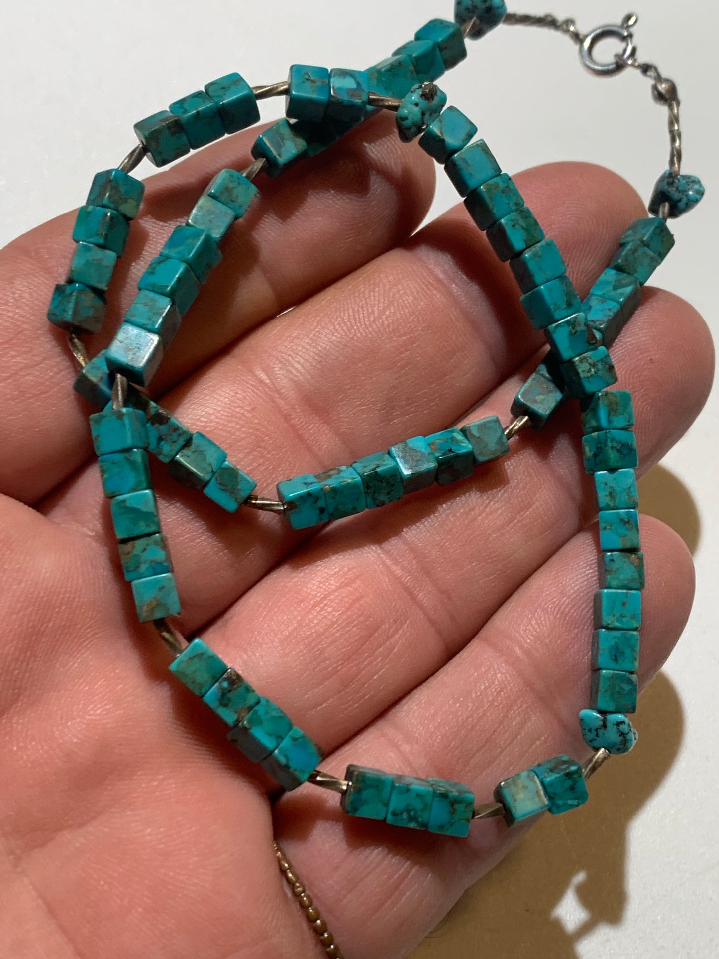 Collier créé par Zen Curiosity – Turquoise naturelle, perles carrées et perle torsadée en argent. Longueur : 40 cm – Finition 100 % argent
