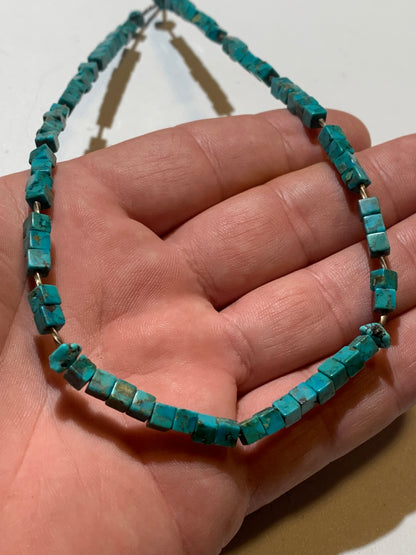 Collier créé par Zen Curiosity – Turquoise naturelle, perles carrées et perle torsadée en argent. Longueur : 40 cm – Finition 100 % argent