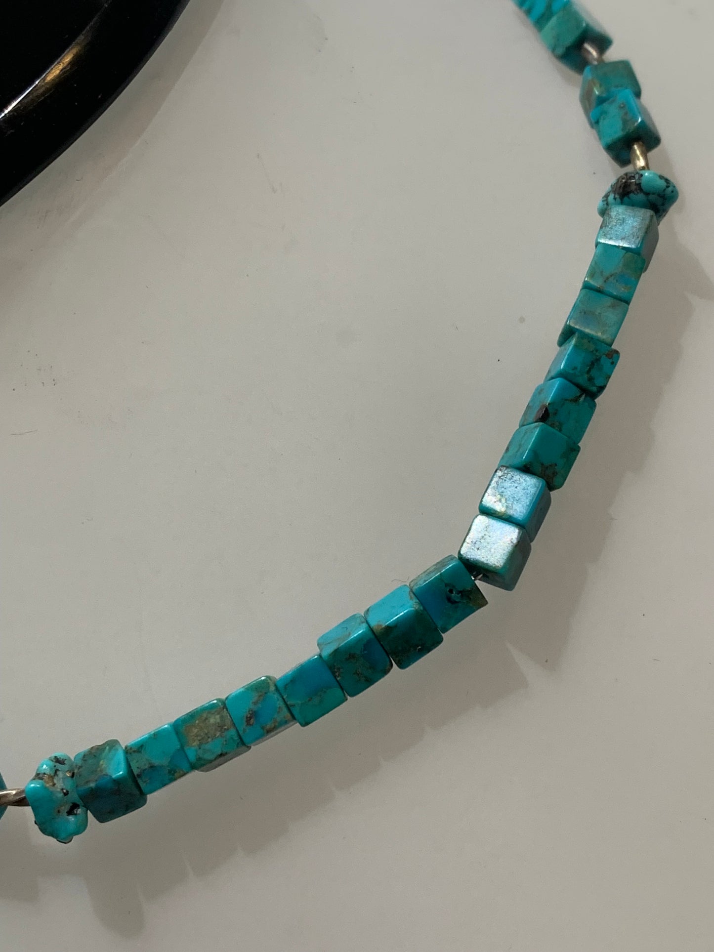Collier créé par Zen Curiosity – Turquoise naturelle, perles carrées et perle torsadée en argent. Longueur : 40 cm – Finition 100 % argent