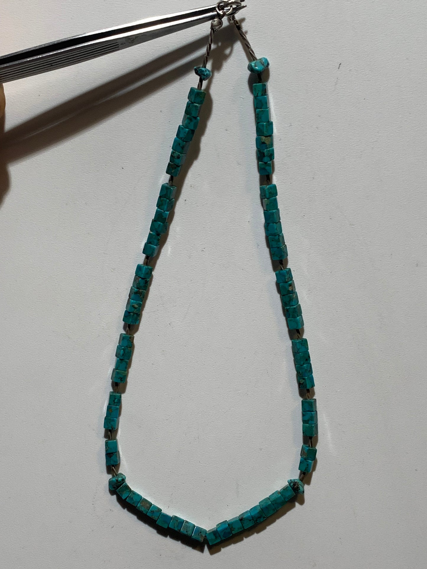 Collier créé par Zen Curiosity – Turquoise naturelle, perles carrées et perle torsadée en argent. Longueur : 40 cm – Finition 100 % argent