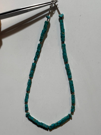 Collier créé par Zen Curiosity – Turquoise naturelle, perles carrées et perle torsadée en argent. Longueur : 40 cm – Finition 100 % argent