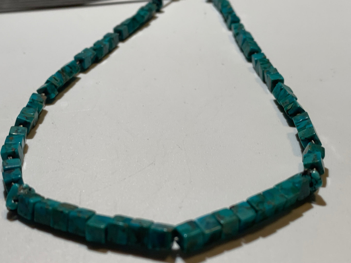 Collier créé par Zen Curiosity – Turquoise naturelle, perles carrées et perle torsadée en argent. Longueur : 40 cm – Finition 100 % argent