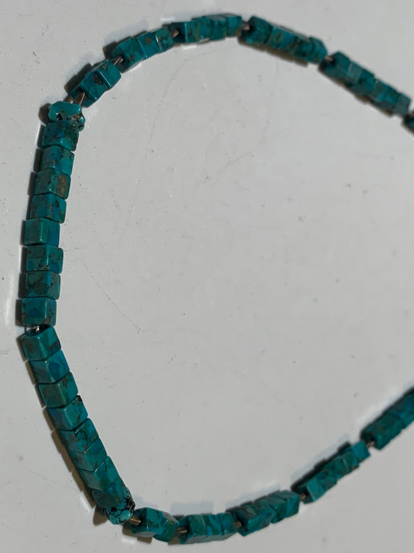 Collier créé par Zen Curiosity – Turquoise naturelle, perles carrées et perle torsadée en argent. Longueur : 40 cm – Finition 100 % argent