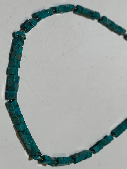 Collier créé par Zen Curiosity – Turquoise naturelle, perles carrées et perle torsadée en argent. Longueur : 40 cm – Finition 100 % argent