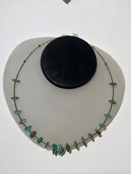 Collier créé par Zen Curiosity – Turquoise naturelle, perles baroques et perle torsadée en argent. Longueur : 43 cm – Finition 100 % argent