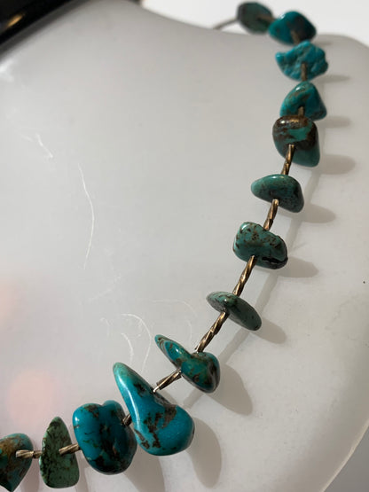 Collier créé par Zen Curiosity – Turquoise naturelle, perles baroques et perle torsadée en argent. Longueur : 43 cm – Finition 100 % argent