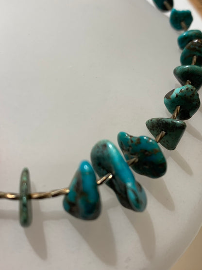 Collier créé par Zen Curiosity – Turquoise naturelle, perles baroques et perle torsadée en argent. Longueur : 43 cm – Finition 100 % argent