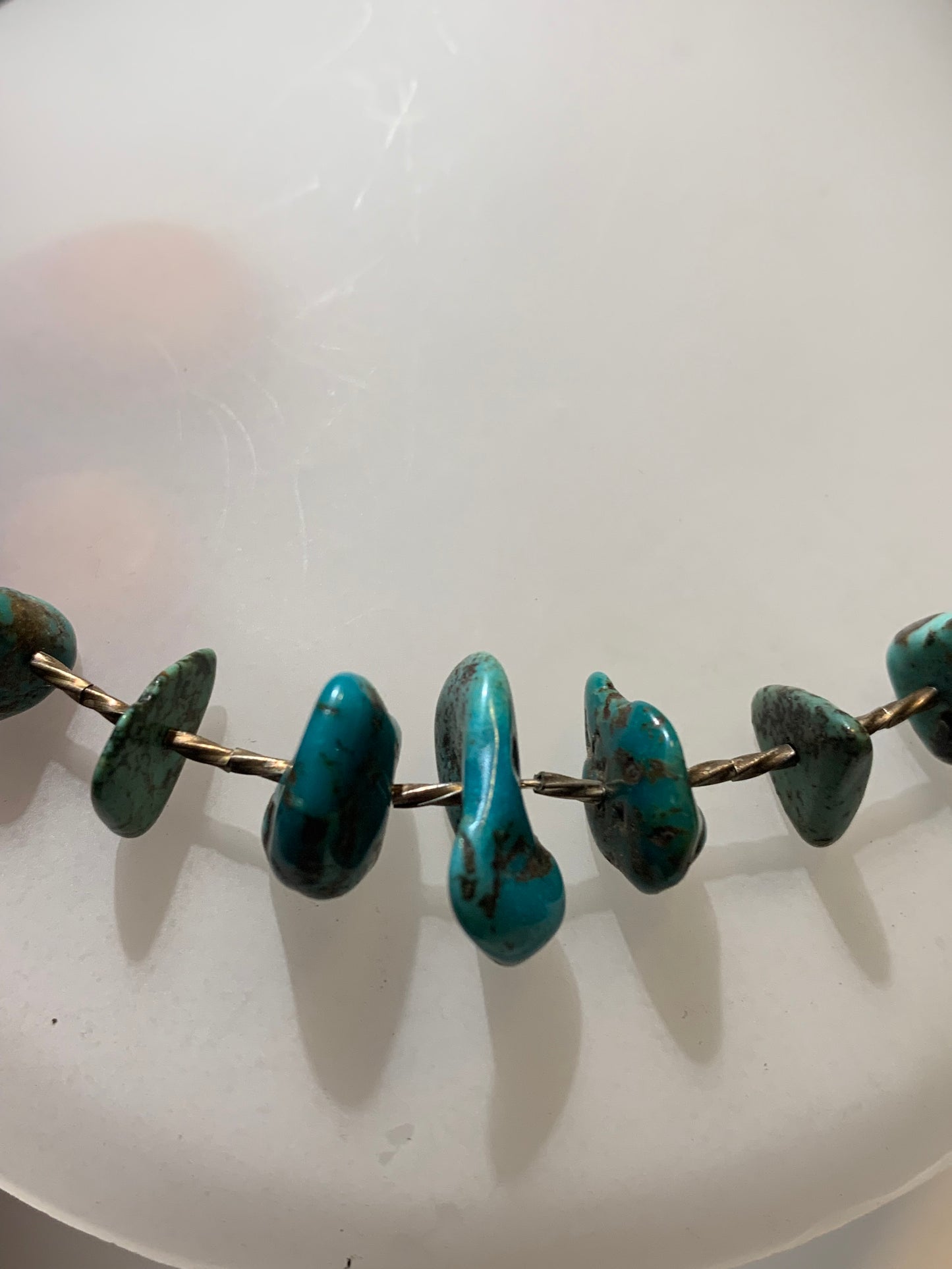Collier créé par Zen Curiosity – Turquoise naturelle, perles baroques et perle torsadée en argent. Longueur : 43 cm – Finition 100 % argent