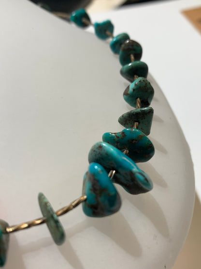 Collier créé par Zen Curiosity – Turquoise naturelle, perles baroques et perle torsadée en argent. Longueur : 43 cm – Finition 100 % argent