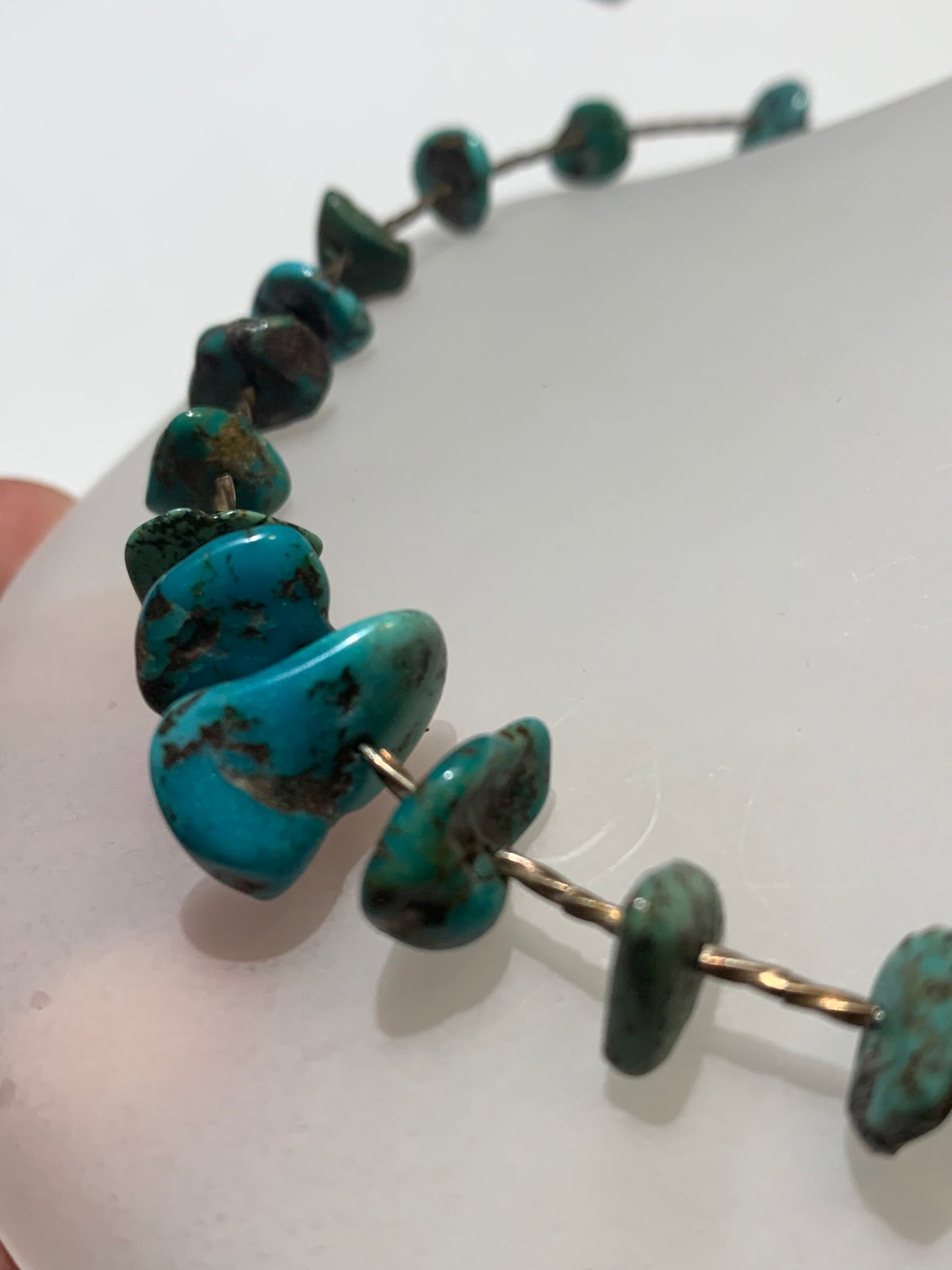 Collier créé par Zen Curiosity – Turquoise naturelle, perles baroques et perle torsadée en argent. Longueur : 43 cm – Finition 100 % argent