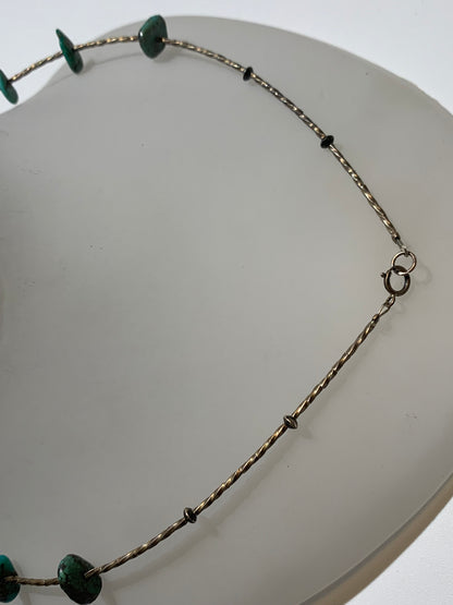 Collier créé par Zen Curiosity – Turquoise naturelle, perles baroques et perle torsadée en argent. Longueur : 43 cm – Finition 100 % argent