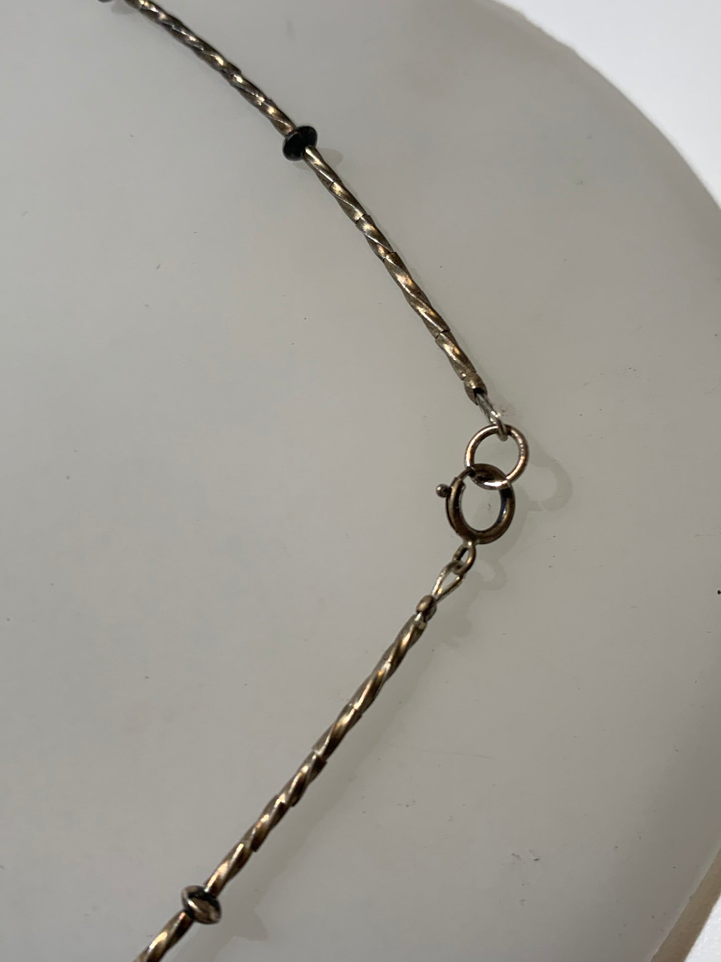 Collier créé par Zen Curiosity – Turquoise naturelle, perles baroques et perle torsadée en argent. Longueur : 43 cm – Finition 100 % argent