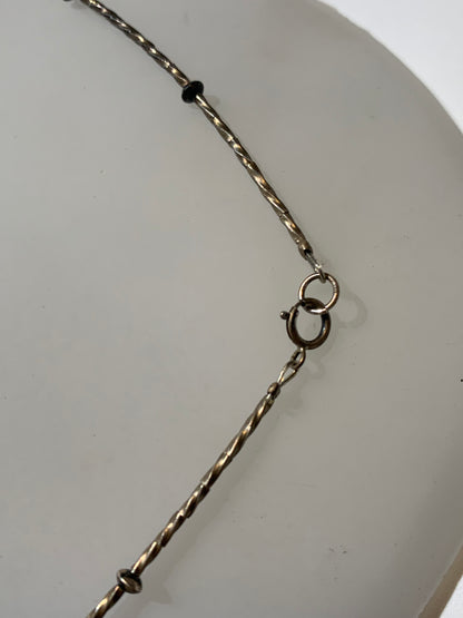 Collier créé par Zen Curiosity – Turquoise naturelle, perles baroques et perle torsadée en argent. Longueur : 43 cm – Finition 100 % argent