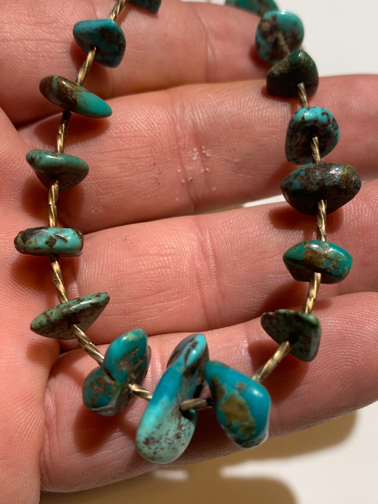 Collier créé par Zen Curiosity – Turquoise naturelle, perles baroques et perle torsadée en argent. Longueur : 43 cm – Finition 100 % argent