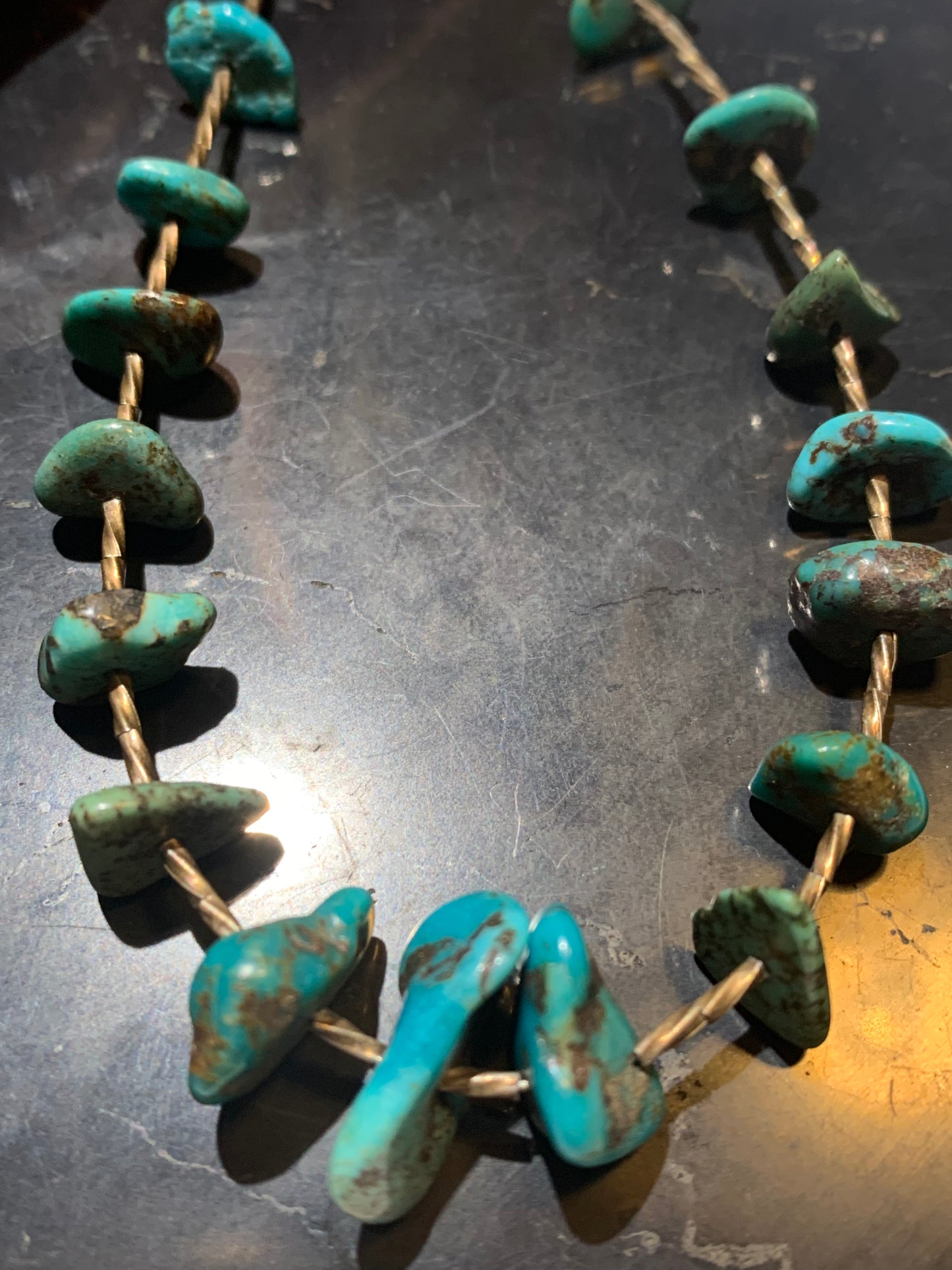 Collier créé par Zen Curiosity – Turquoise naturelle, perles baroques et perle torsadée en argent. Longueur : 43 cm – Finition 100 % argent