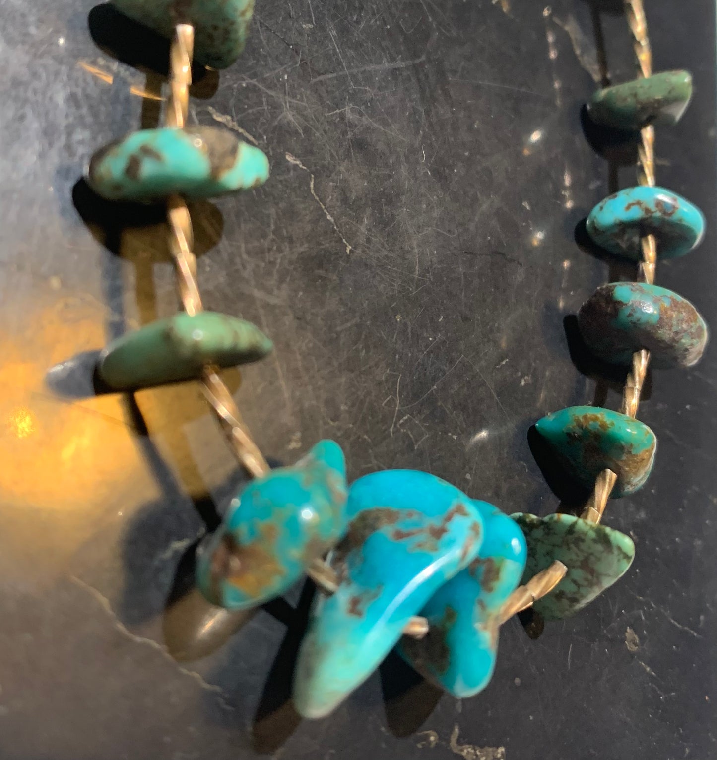 Collier créé par Zen Curiosity – Turquoise naturelle, perles baroques et perle torsadée en argent. Longueur : 43 cm – Finition 100 % argent