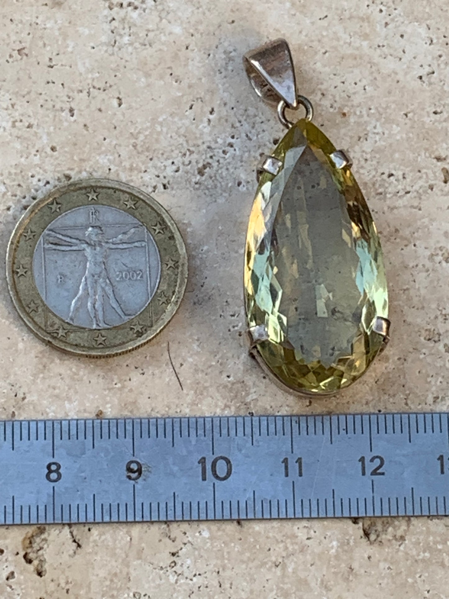 Citrine, pendentif en Argent de 47mm de hauteur x 20 de largeur x 12 d'épaisseur. Vendu avec cordon réglable !