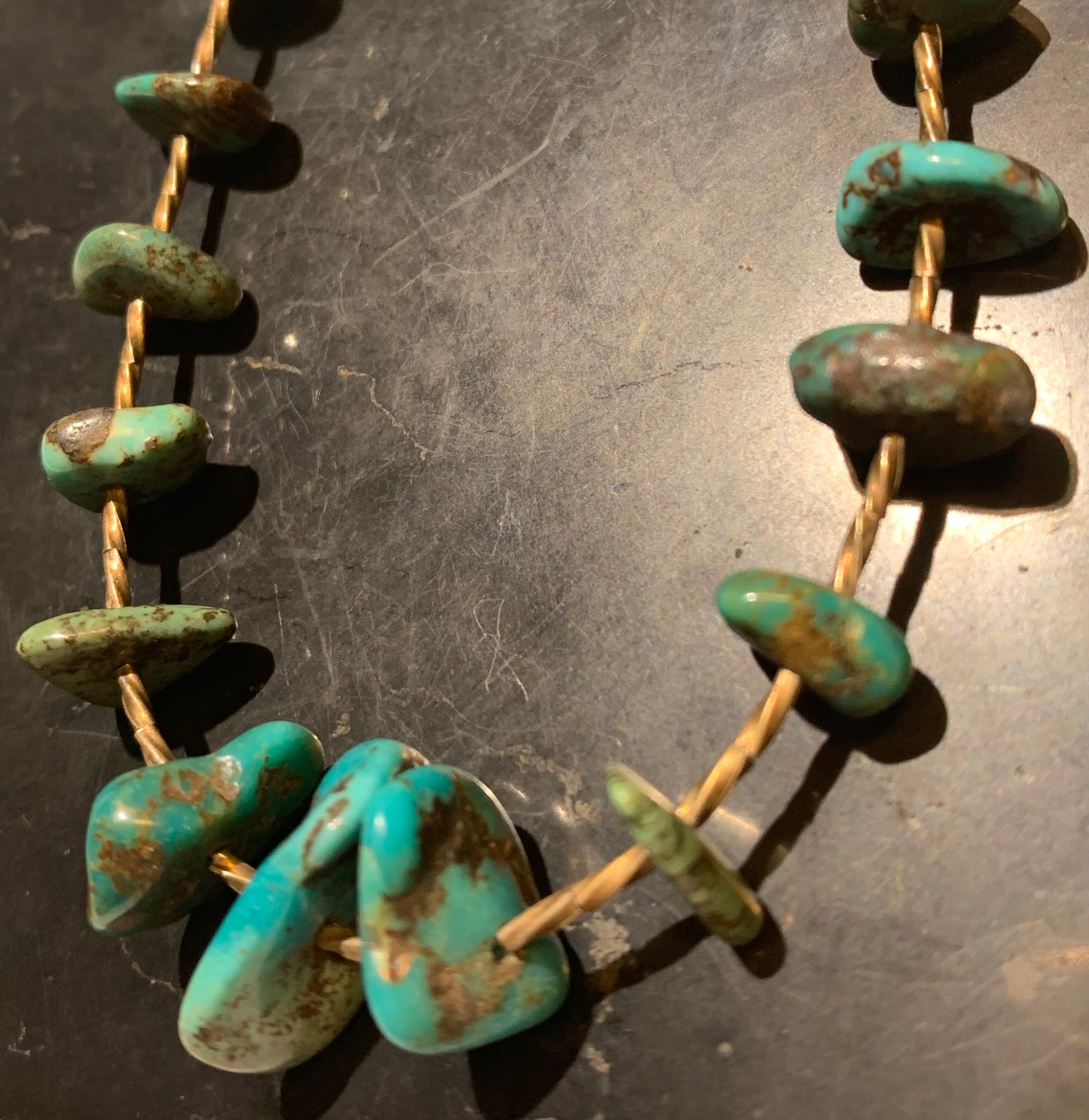 Collier créé par Zen Curiosity – Turquoise naturelle, perles baroques et perle torsadée en argent. Longueur : 43 cm – Finition 100 % argent