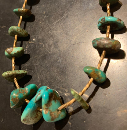 Collier créé par Zen Curiosity – Turquoise naturelle, perles baroques et perle torsadée en argent. Longueur : 43 cm – Finition 100 % argent