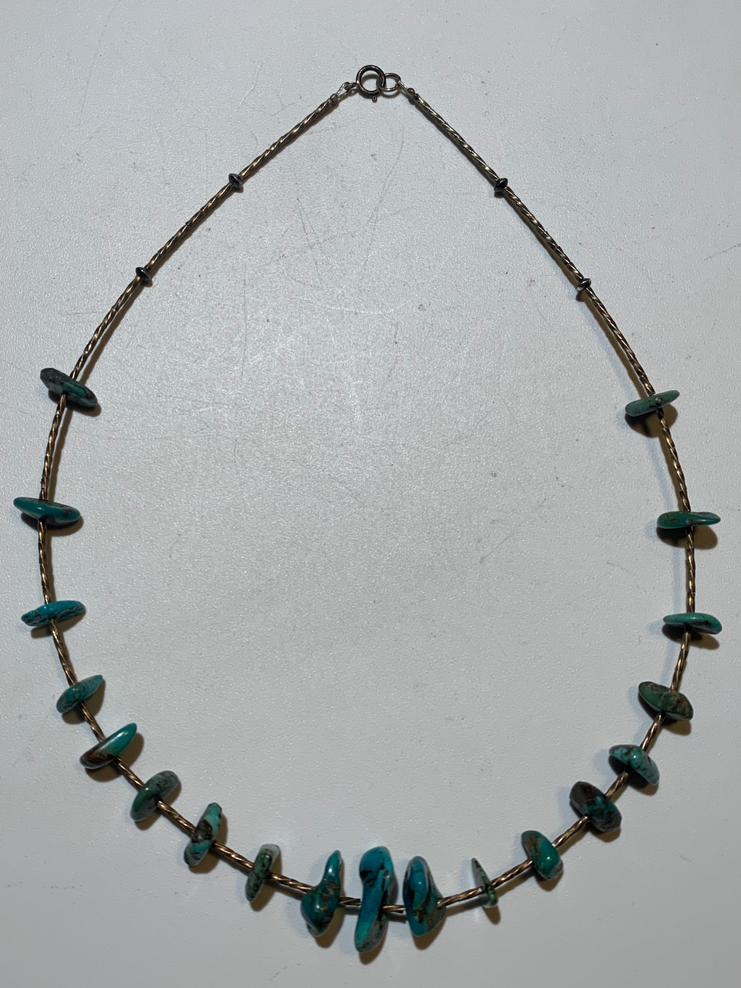 Collier créé par Zen Curiosity – Turquoise naturelle, perles baroques et perle torsadée en argent. Longueur : 43 cm – Finition 100 % argent