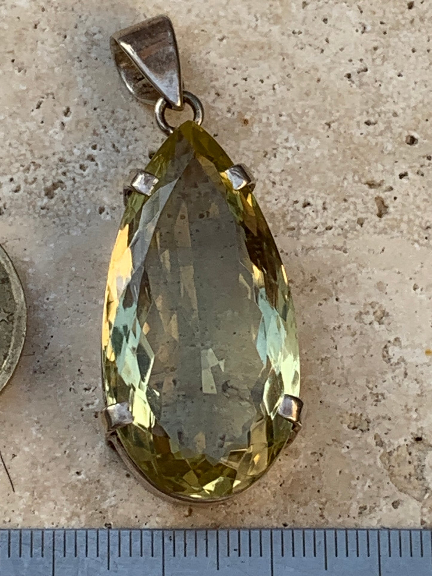 Citrine, pendentif en Argent de 47mm de hauteur x 20 de largeur x 12 d'épaisseur. Vendu avec cordon réglable !