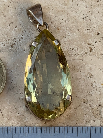 Citrine, pendentif en Argent de 47mm de hauteur x 20 de largeur x 12 d'épaisseur. Vendu avec cordon réglable !